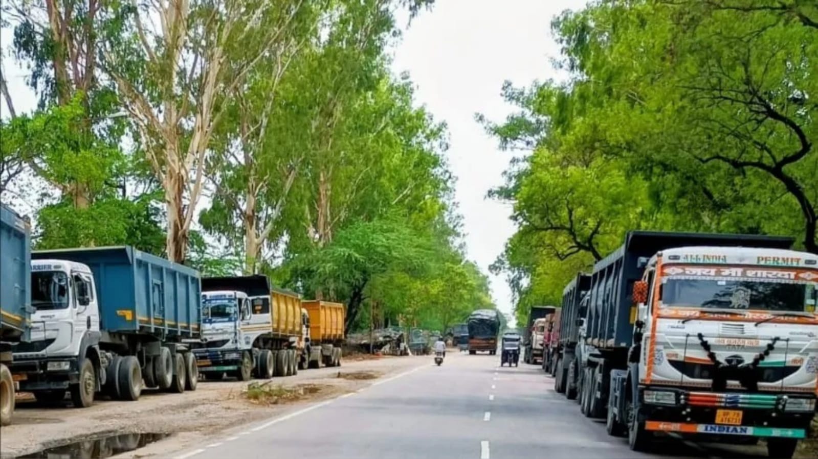 'ढाबों' के बाहर खड़े 'यमराज': मौत की पटरियों पर दौड़ रहा सिस्टम, कब जागेगा प्रशासन?