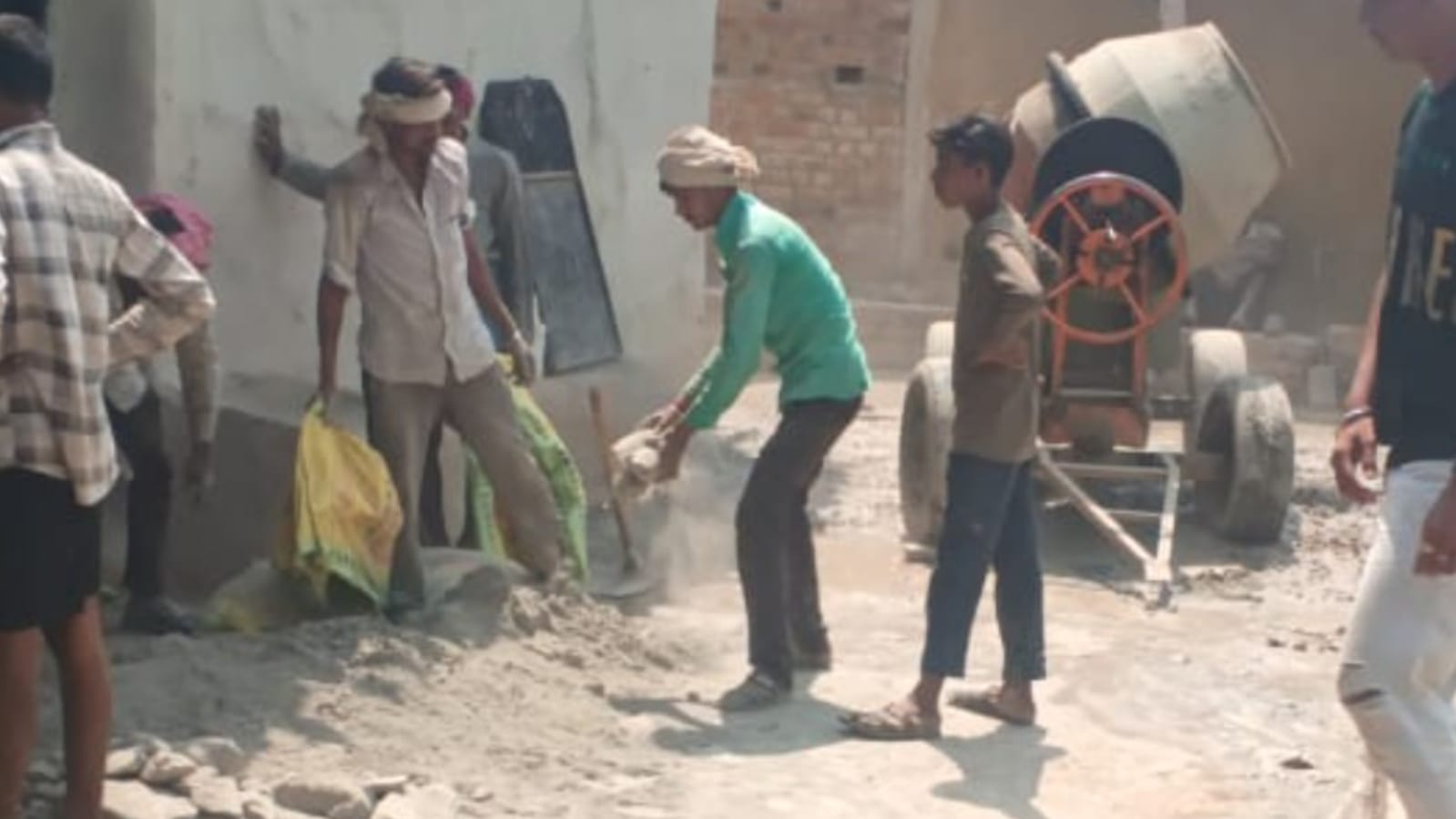 आठ महीने पुरानी 'पथराई सीमेंट' से 'राछा' में बन रही सड़क: विरोध में ग्रामीणों का हल्लाबोल