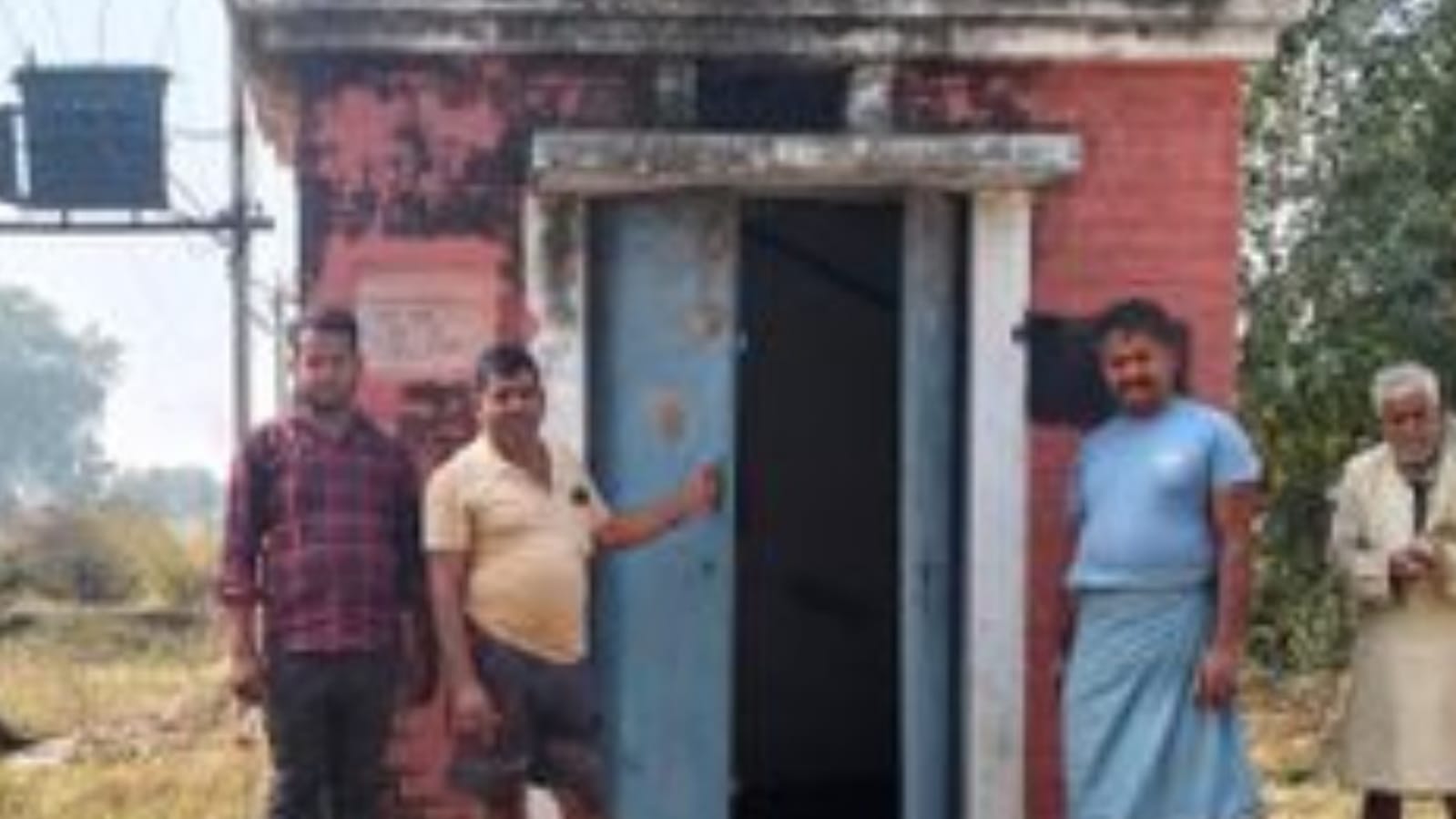 बांदा में फ्री वेतन योजना: दस साल से नलकूप बंद, पर वेतन हो रहा है जारी