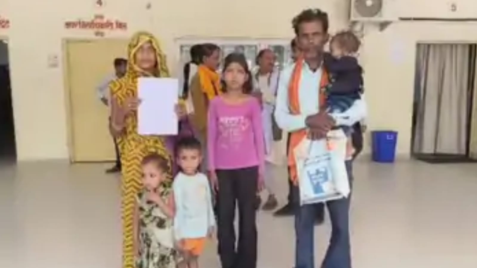 बीस साल का 'आशियाना' बुलडोजर से उजड़ा: इंसाफ के लिए डीएम की 'चौखट' पर लगाई गुहार