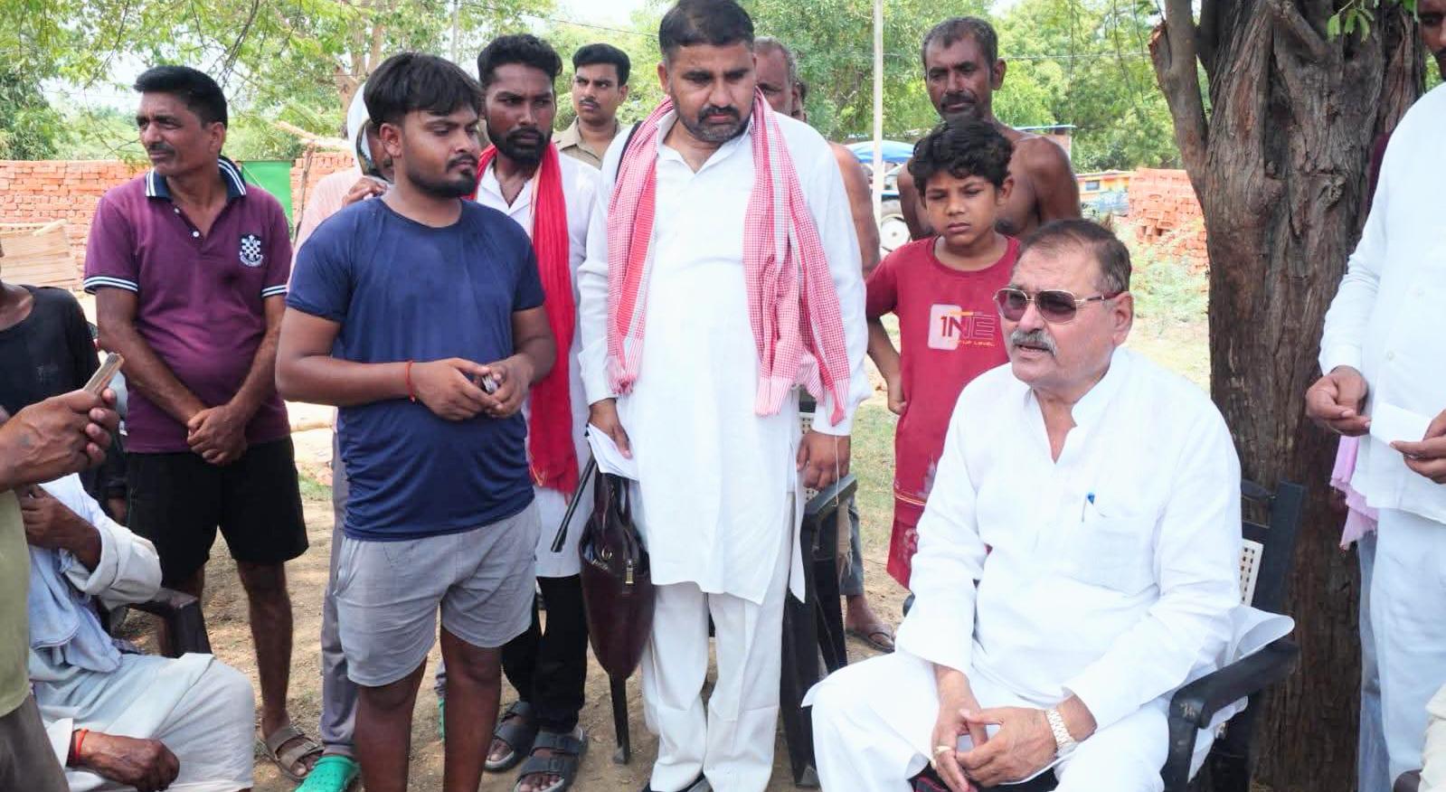 विधायक विशंभर 'संकट' में बने 'संबल': निभाया जनप्रतिनिधि धर्म,पीड़ित परिवार का थामा हाथ
