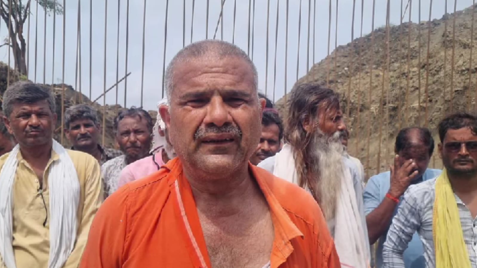 एक महीने से 'गांव' में दो हजार लोग 'कैद': बीमार 'तड़प' रहे, राशन 'खत्म' !