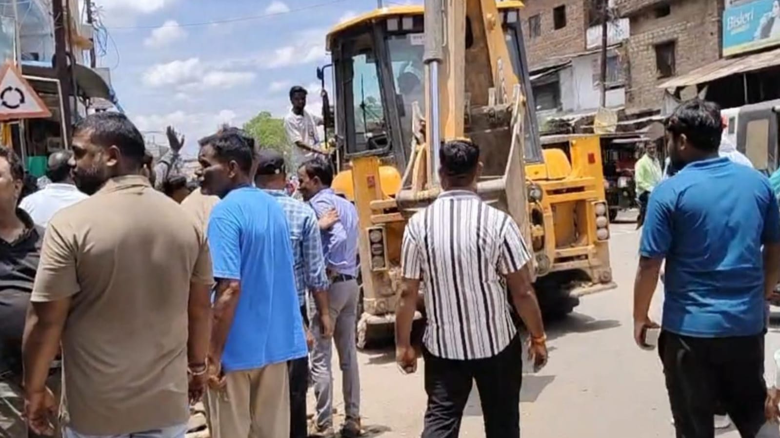 सीएम योगी की 'आहट' पर प्रशासन नें मचा दी 'धमाचौकड़ी': किया 'ताबड़तोड़ प्रहार' 