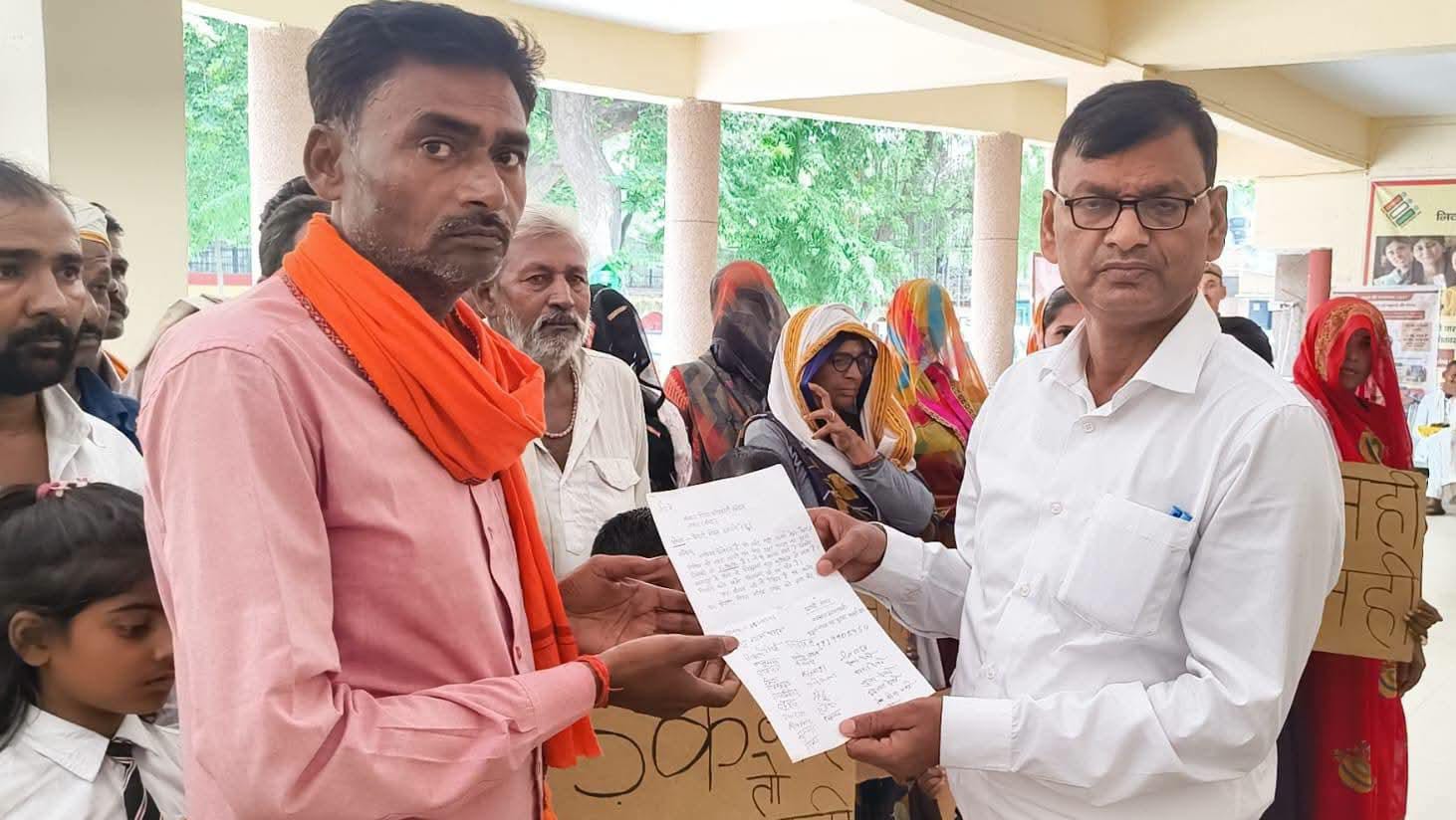 कीचड़ में कैद बचपन: पढ़ाई की राह में दलदल की दीवार, मासूमों ने डीएम से मांगा अधिकार