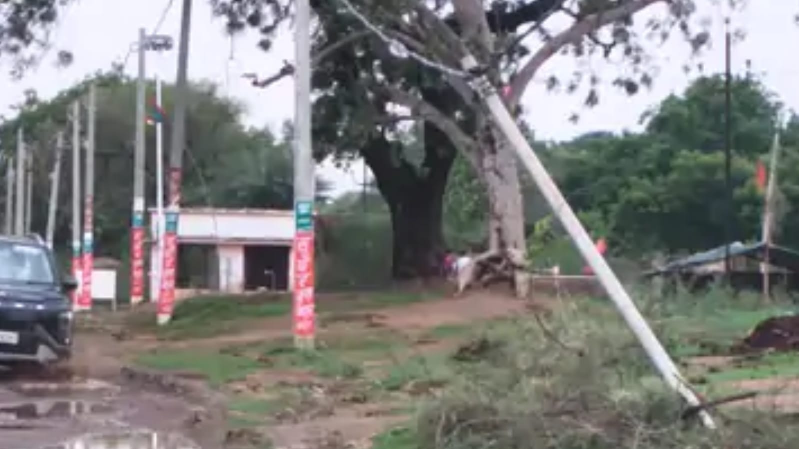 यमराज का 'खंभा': जिंदगियों पर मंडरा रहा मौत का साया, विभाग की चुप्पी से उल्टी गिनती शुरू