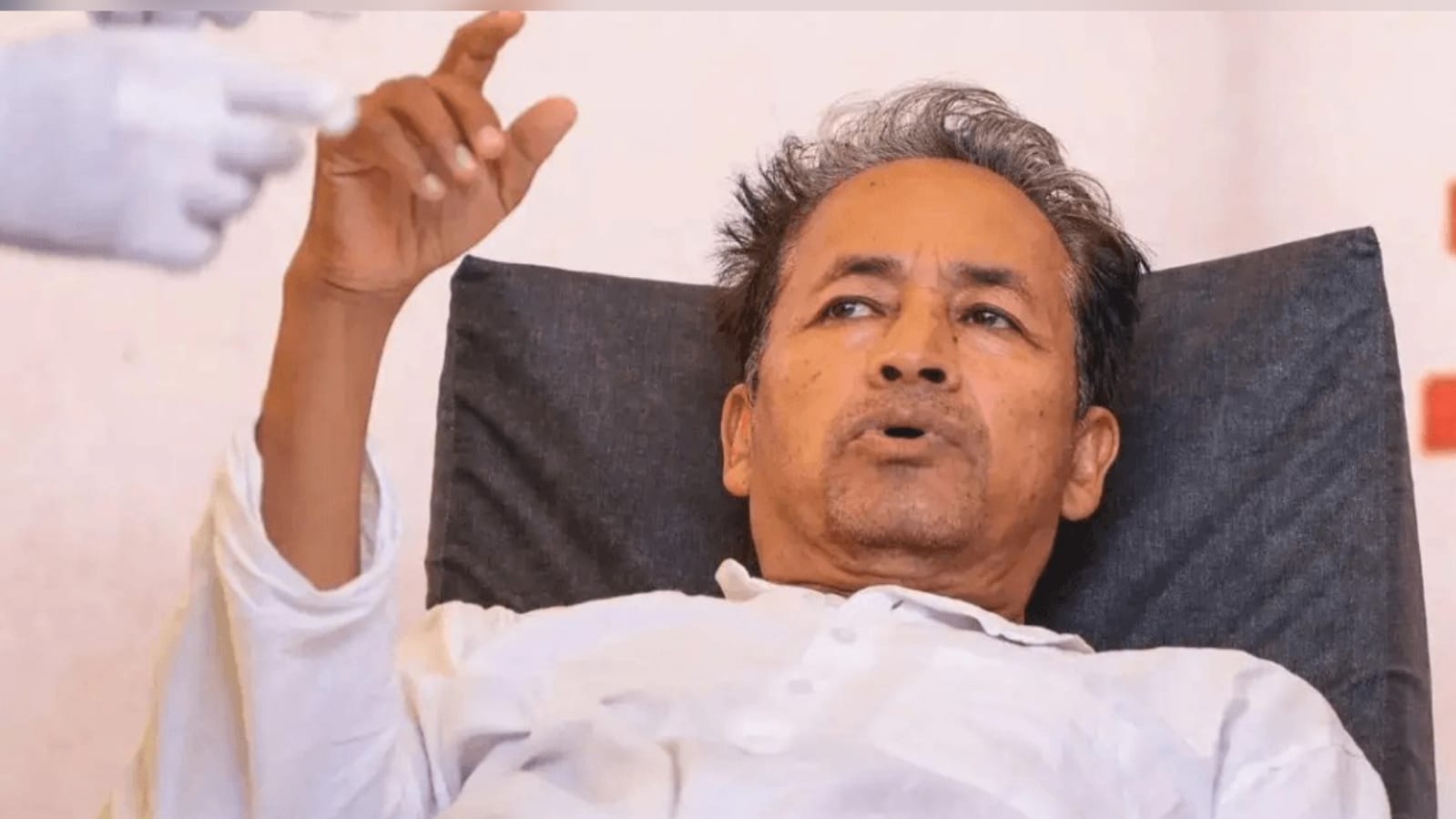 सोनम वांगचुंग को 'अनशन से उठाने' पर 'भड़के' पूर्व छात्रसंघ अध्यक्ष अशोक सिंह गौर