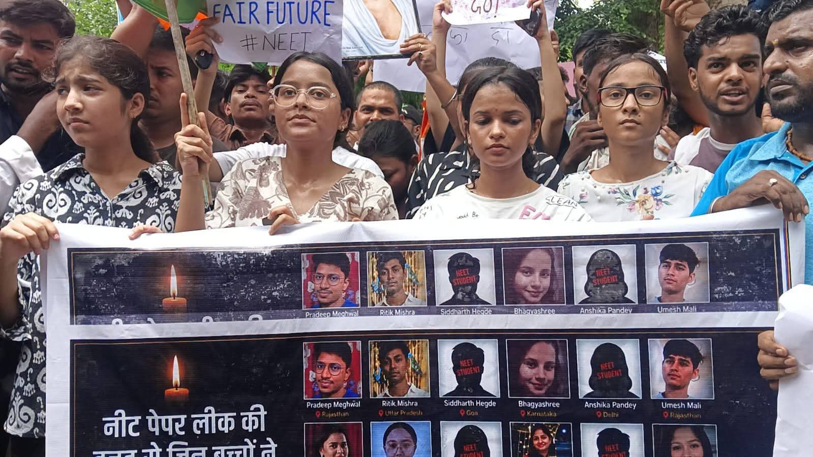 युवाओं का 'पेपर लीक' पर हुआ विस्फोट: शिक्षा मंत्री के इस्तीफे की 'बांदा' से उठी 'बड़ी हुंकार'