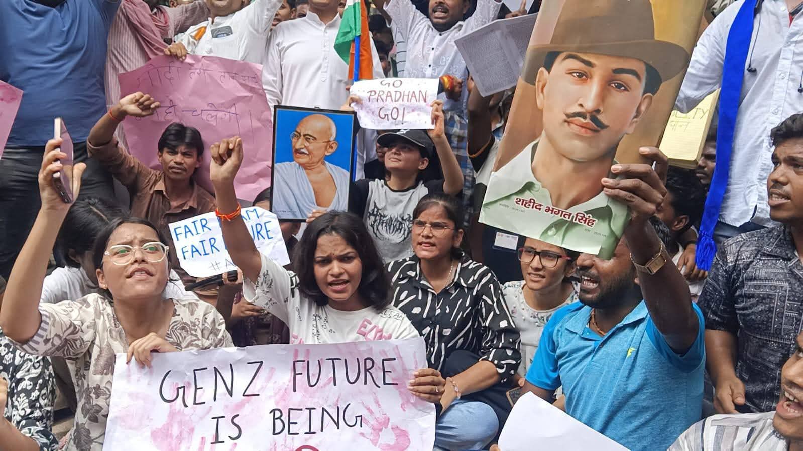 युवाओं का 'पेपर लीक' पर हुआ विस्फोट: शिक्षा मंत्री के इस्तीफे की 'बांदा' से उठी 'बड़ी हुंकार'