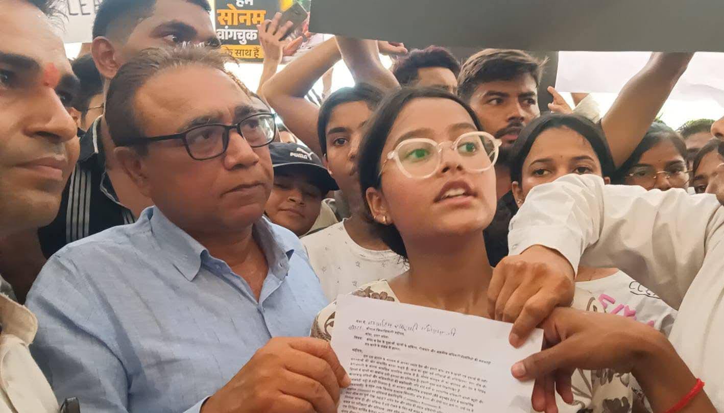 युवाओं का 'पेपर लीक' पर हुआ विस्फोट: शिक्षा मंत्री के इस्तीफे की 'बांदा' से उठी 'बड़ी हुंकार'