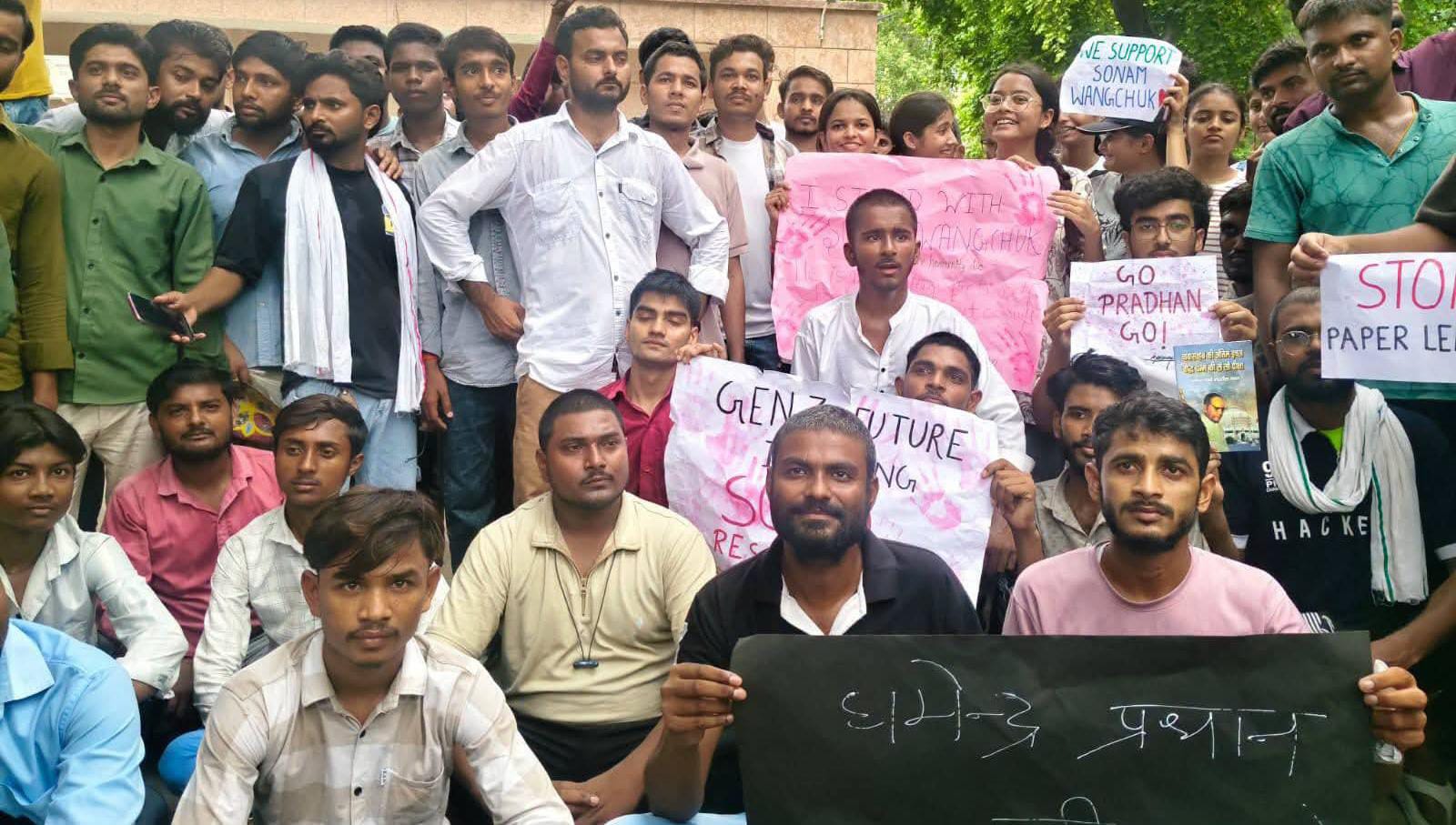 युवाओं का 'पेपर लीक' पर हुआ विस्फोट: शिक्षा मंत्री के इस्तीफे की 'बांदा' से उठी 'बड़ी हुंकार'
