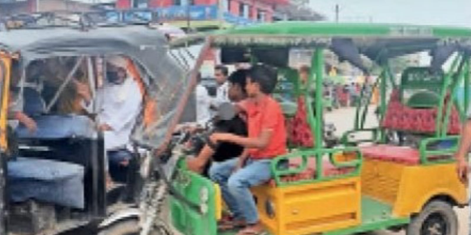 नाबालिगों के हाथ में 'ई-रिक्शा' की स्टीयरिंग:आरटीओ विभाग 'मौन', रोज बढ़ रहे हादसे