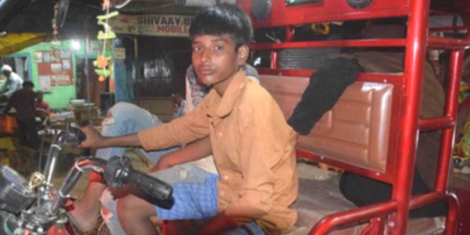 नाबालिगों के हाथ में 'ई-रिक्शा' की स्टीयरिंग:आरटीओ विभाग 'मौन', रोज बढ़ रहे हादसे