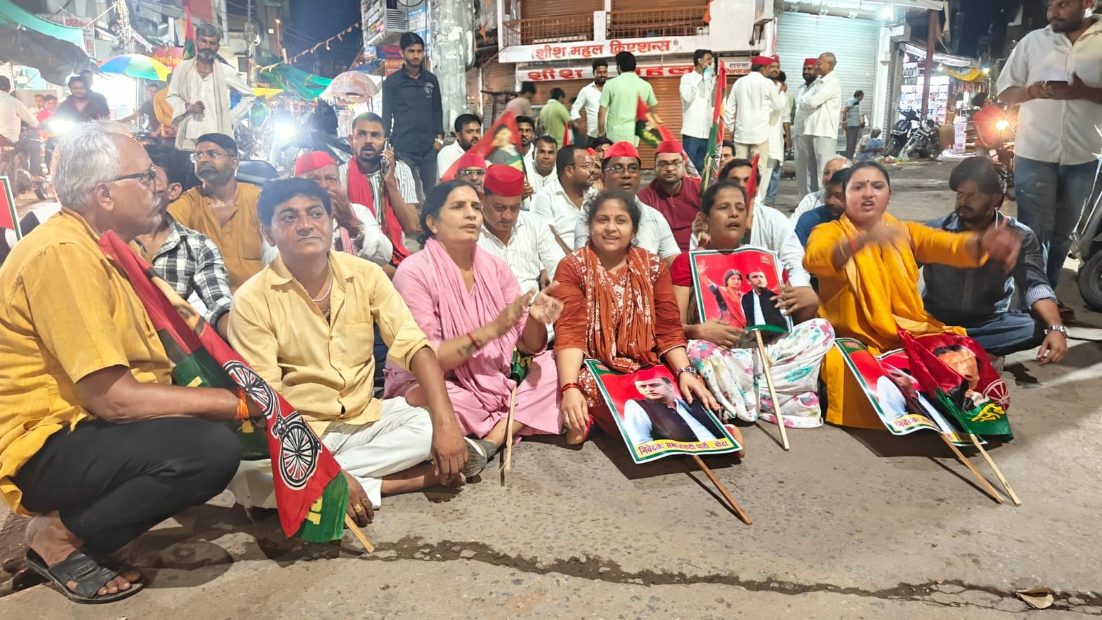 अखिलेश यादव की 'गिरफ्तारी के विरोध' में सड़कों पर उतरे सपाई: बाबूलाल चौराहे से मंदिर तक प्रदर्शन