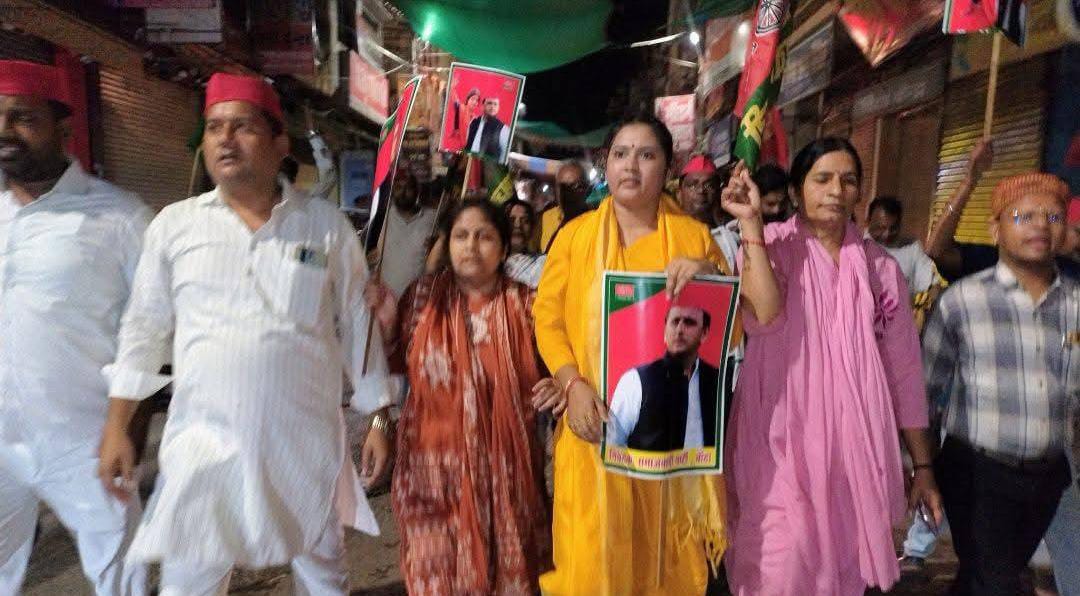 अखिलेश यादव की 'गिरफ्तारी के विरोध' में सड़कों पर उतरे सपाई: बाबूलाल चौराहे से मंदिर तक प्रदर्शन