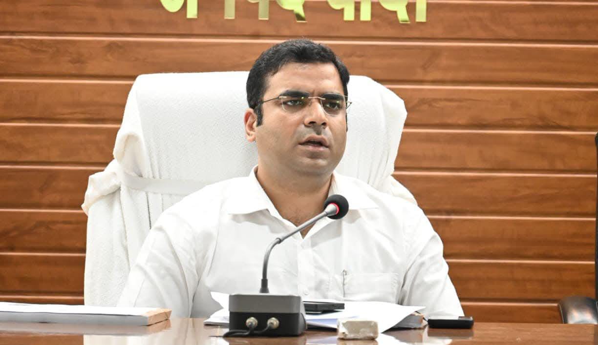 डीएम अमित का 'अफसरशाही' पर चला 'हंटर': 'गुस्सा' से 'लापरवाह अफसरों' के छूटे पसीने !