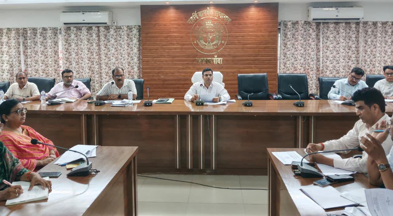 डीएम अमित का 'अफसरशाही' पर चला 'हंटर': 'गुस्सा' से 'लापरवाह अफसरों' के छूटे पसीने !