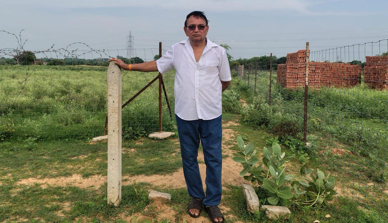 पत्रकार की जमीन पर 'राजस्व सिंडिकेट' का हमला? भूमाफिया बचाने को खेत में घुसाई नाप, डीएम-एसडीएम से कार्रवाई की गुहार