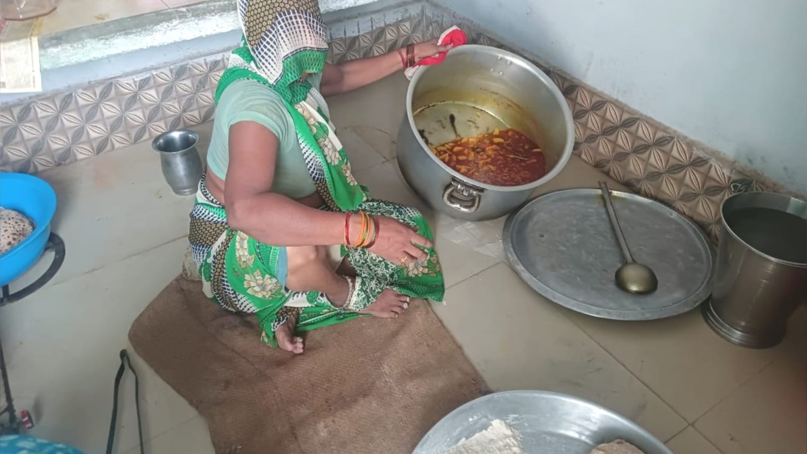 बच्चों के निवाले' पर 'डाका' ? सरकारी स्कूल की 'थाली' हुई छोटी ? 'मिड डे मील' की खुली पोल ?