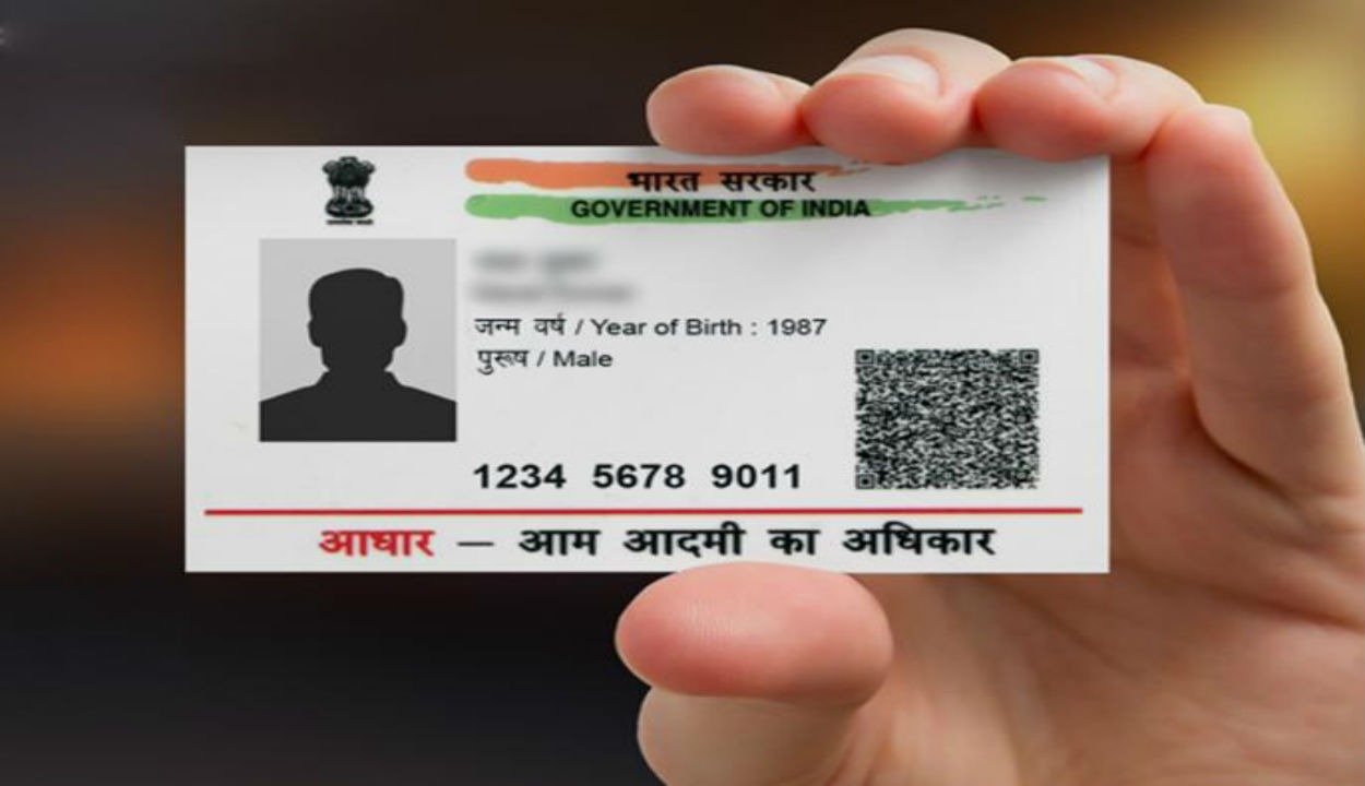 बांदा में 'आधार कार्ड' बना 'जन-झंझट' की जंजीर: डाकघर में लाइनें लंबी, सिस्टम बेबस 