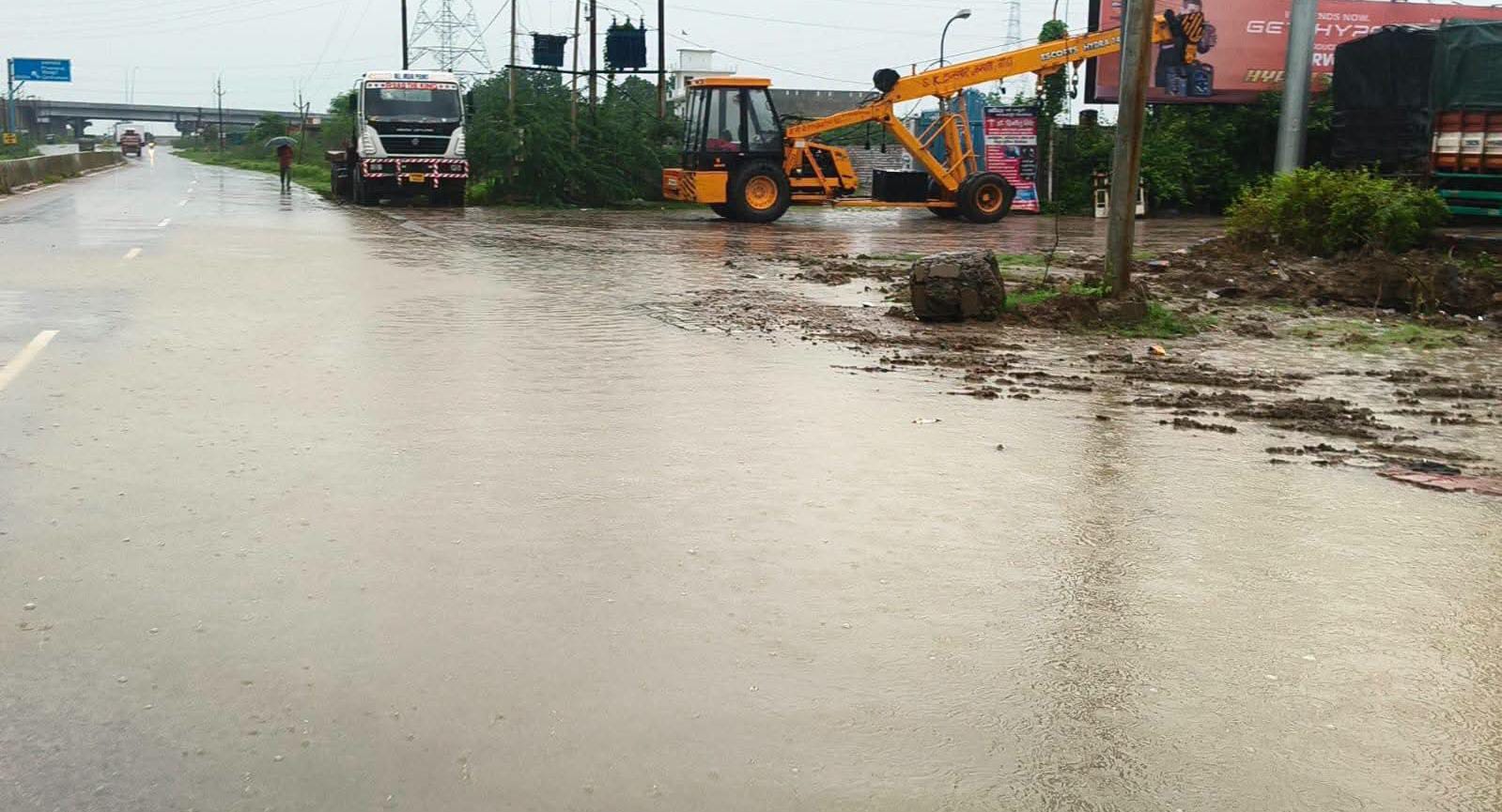 बारिश में 'नंगा' हुआ विकास: सिस्टम की लापरवाही से 'जलमग्न' गांव, हादसे के मुहाने पर जिंदगियां !