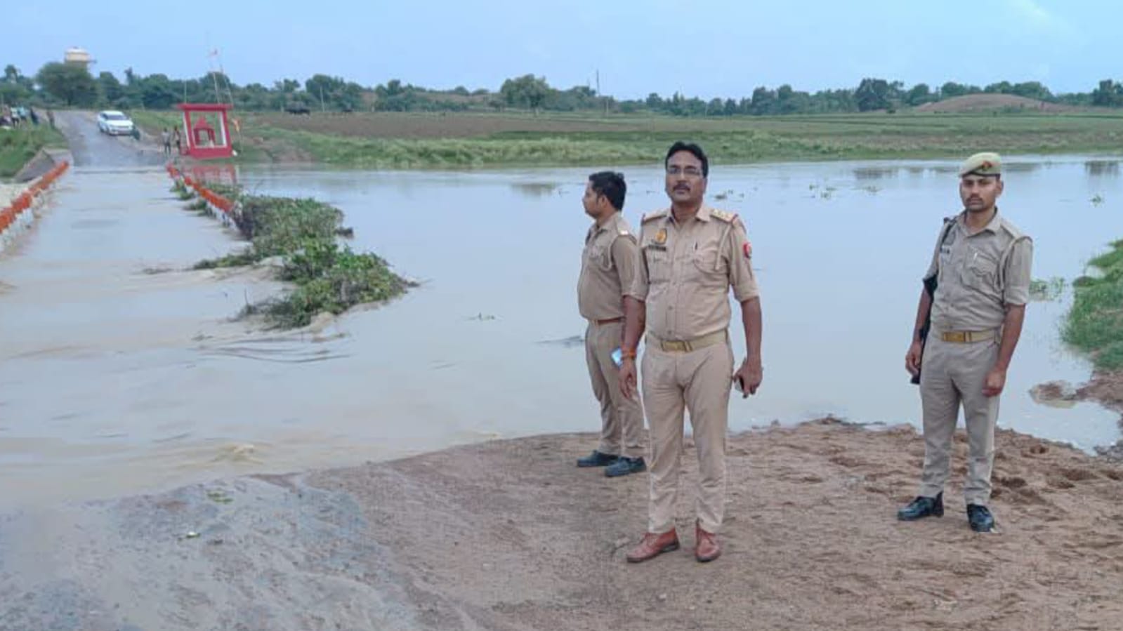 'खतरे' के निशान पर चंद्रावल: रपटा पुल पर चढ़ा पानी, मौत के मुहाने पर रास्ता