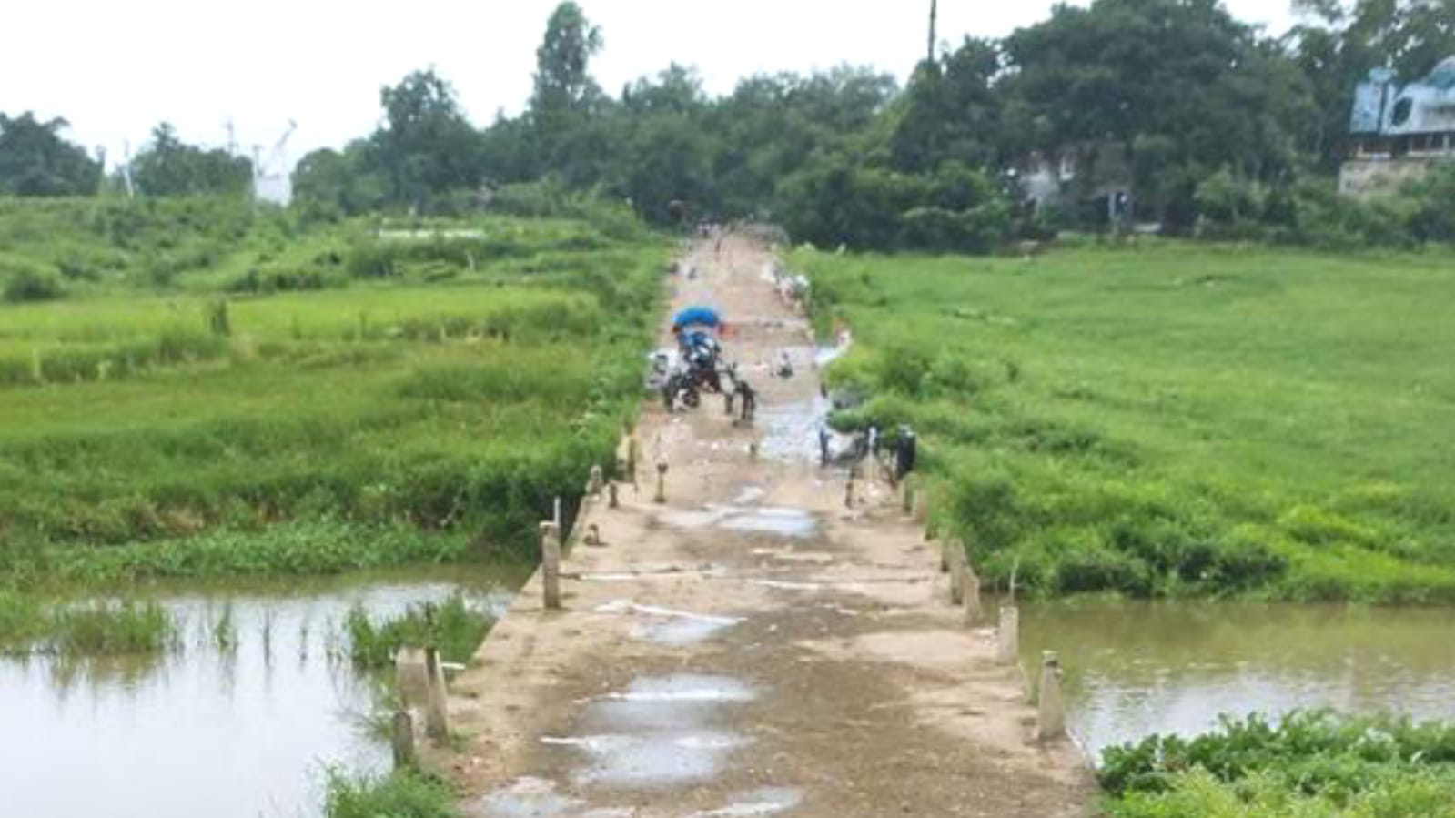 सत्तर हजार ग्रामीण हुये 'कैद': मुसीबत का 'टूटा' पहाड़