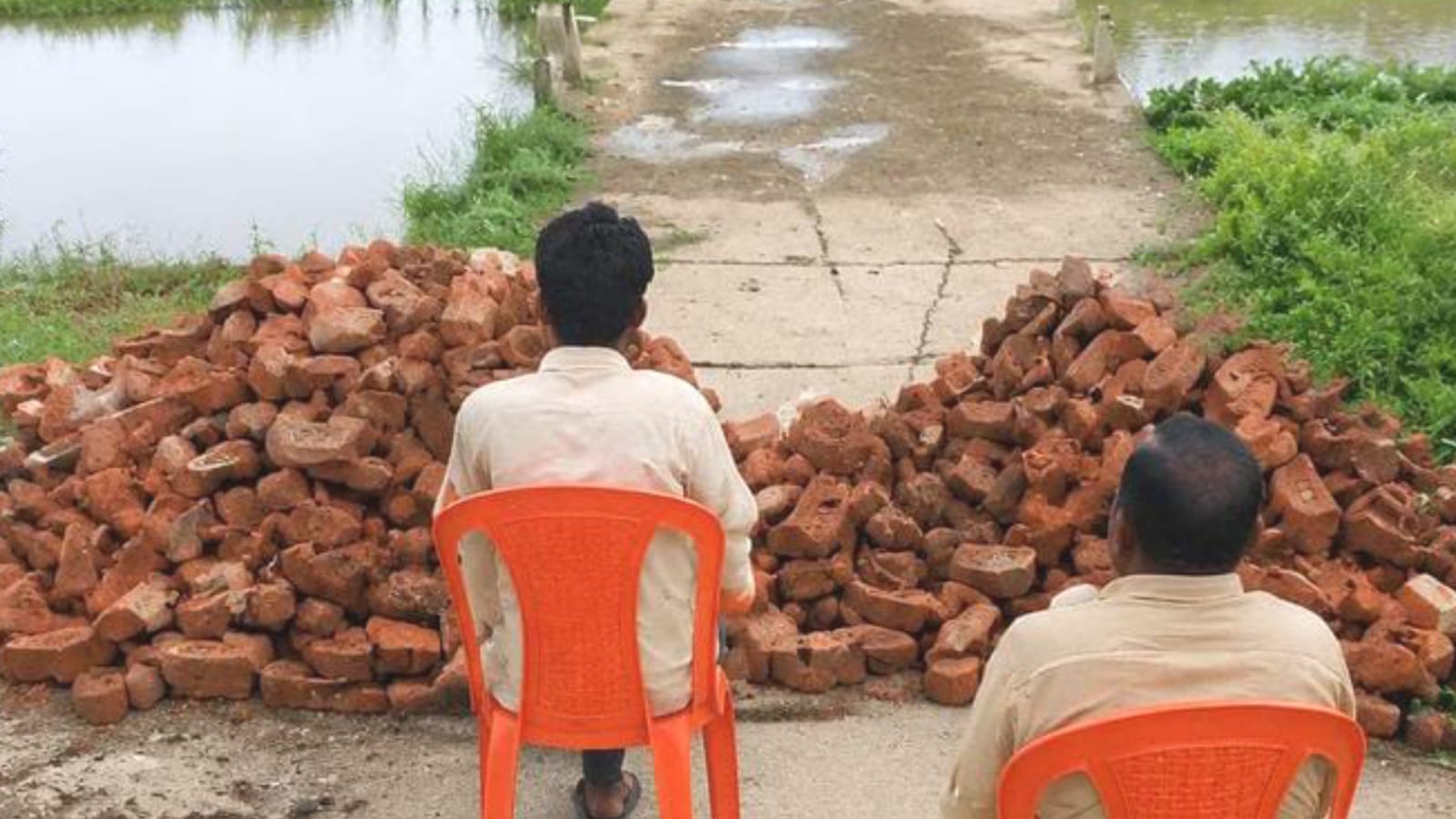 सत्तर हजार ग्रामीण हुये 'कैद': मुसीबत का 'टूटा' पहाड़