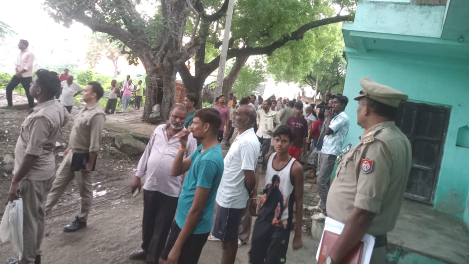 गैस सिलेंडर में 'आग' से मचा हड़कंप: ग्रामीणों की 'सूझबूझ' से टला 'बड़ा हादसा' 