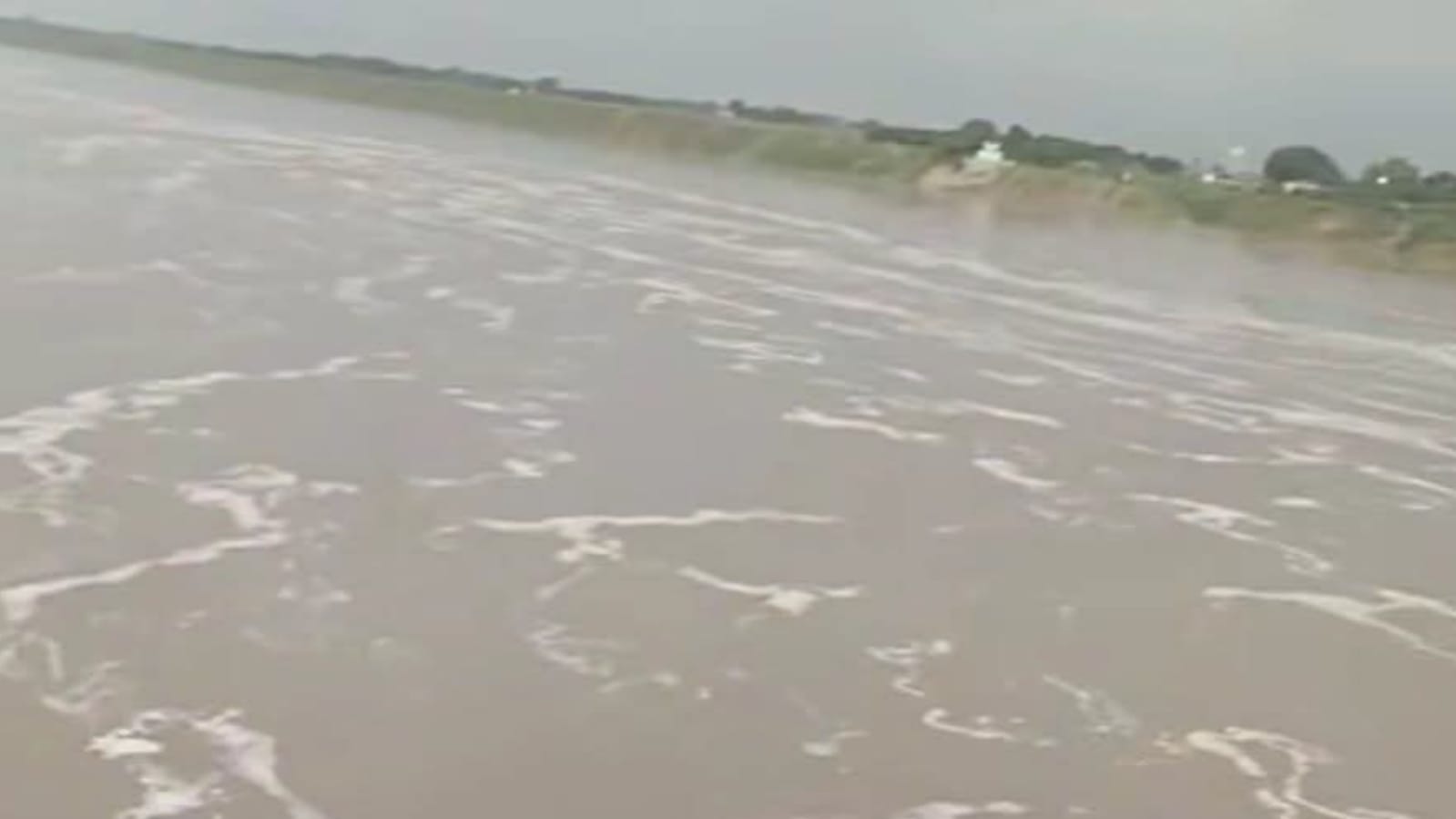 केन-यमुना का दिखा 'रौद्र' रूप: बारिश से नदियों के 'तेवर' तल्ख, बाढ़ का फिर मंडराया खतरा !