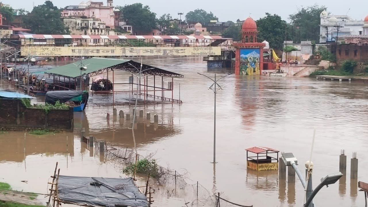 बाढ़ का तांडव: खतरे के 'निशान' को किया पार, रामघाट में हाहाकार, 25 गांवों का 'संपर्क' टूटा