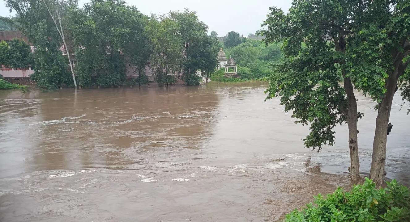 बाढ़ का तांडव: खतरे के 'निशान' को किया पार, रामघाट में हाहाकार, 25 गांवों का 'संपर्क' टूटा