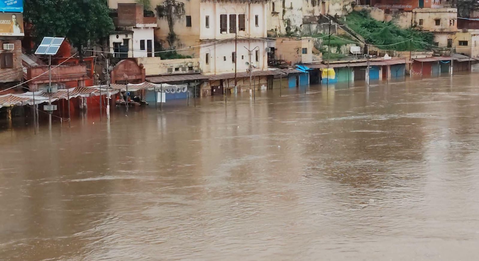 बाढ़ का तांडव: खतरे के 'निशान' को किया पार, रामघाट में हाहाकार, 25 गांवों का 'संपर्क' टूटा