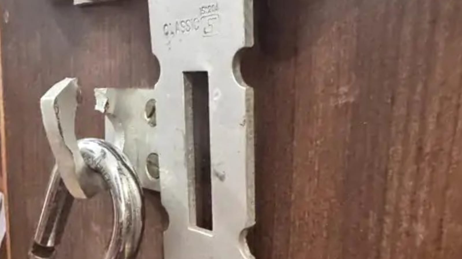 मेडिकल कॉलेज में डाका: पुलिस चौकी के बावजूद 'दो घरों' में सेंध, सीसीटीवी में कैद हुआ 'कांड'
