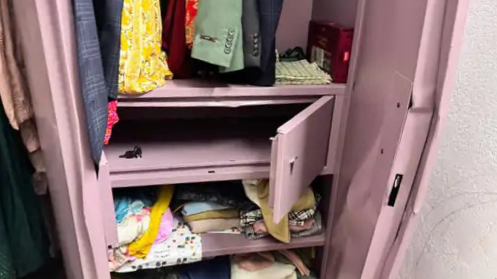 मेडिकल कॉलेज में डाका: पुलिस चौकी के बावजूद 'दो घरों' में सेंध, सीसीटीवी में कैद हुआ 'कांड'