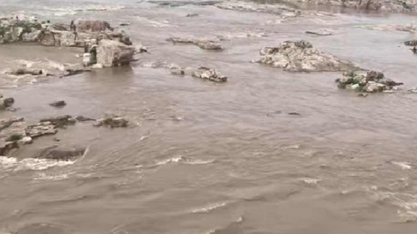 केन-यमुना का रौद्र रूप: बांदा में बाढ़ का खतरा, 24 घंटे में डूब सकते हैं तटबंध !