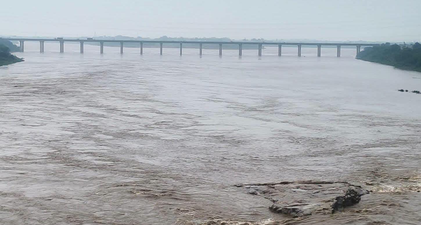 केन-यमुना का रौद्र रूप: बांदा में बाढ़ का खतरा, 24 घंटे में डूब सकते हैं तटबंध !