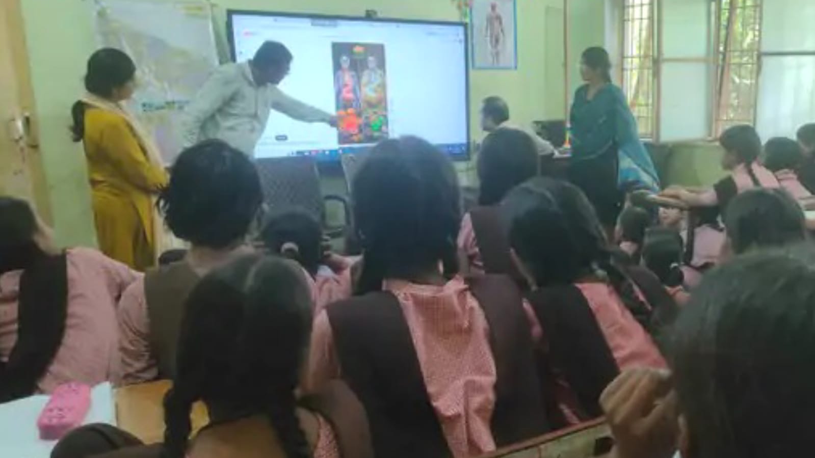 डीएम अमित आसेरी का शिकंजा: 26 आवासीय स्कूलों में हड़कंप, 404 स्कूलों की खुली जांच