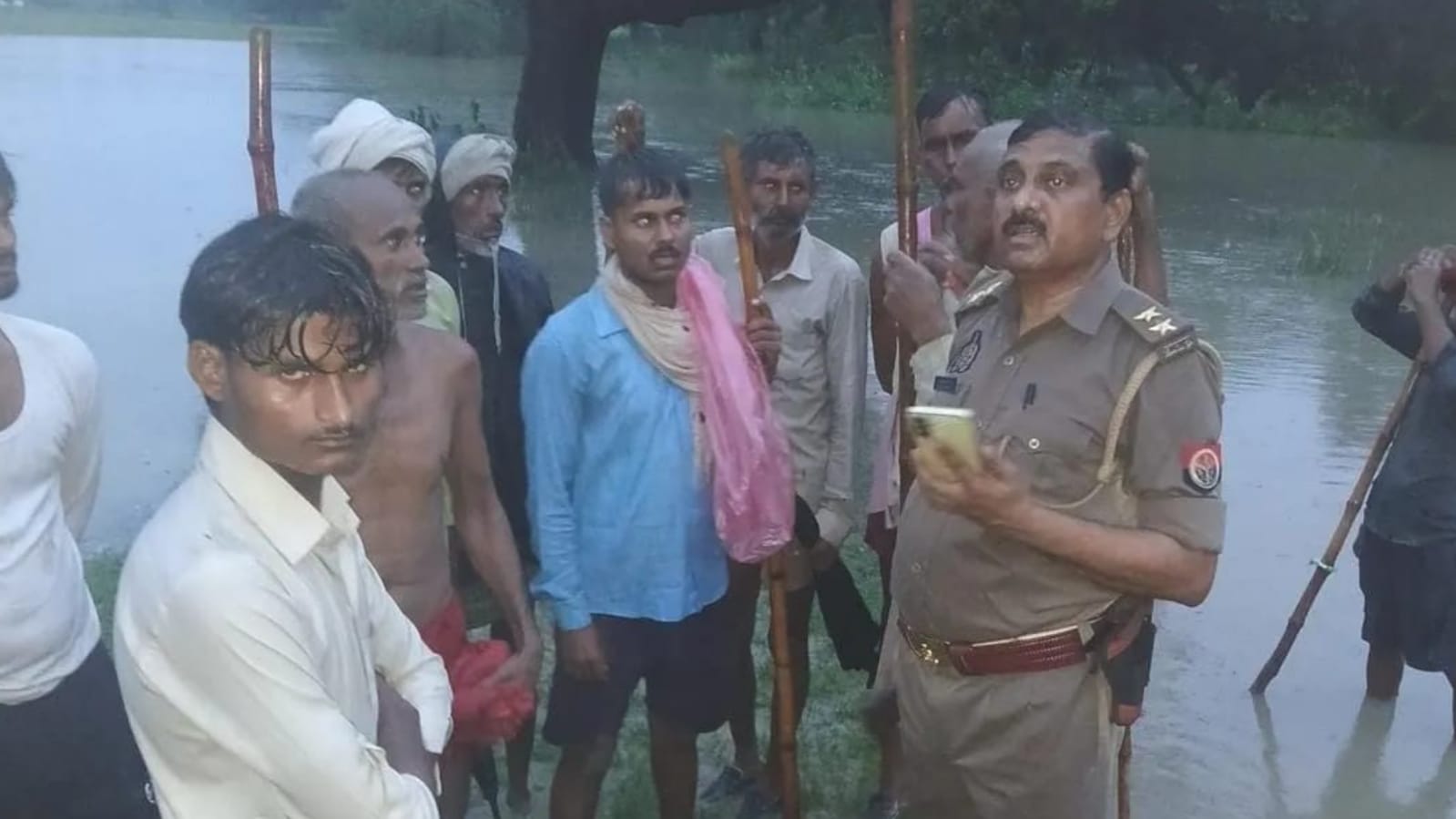 विधायक विशंभर की 'छलक' उठीं आंखें: उफनाए नाले छीन लीं 'तीन' जिंदगियां, परिवारों को दिया सहारा