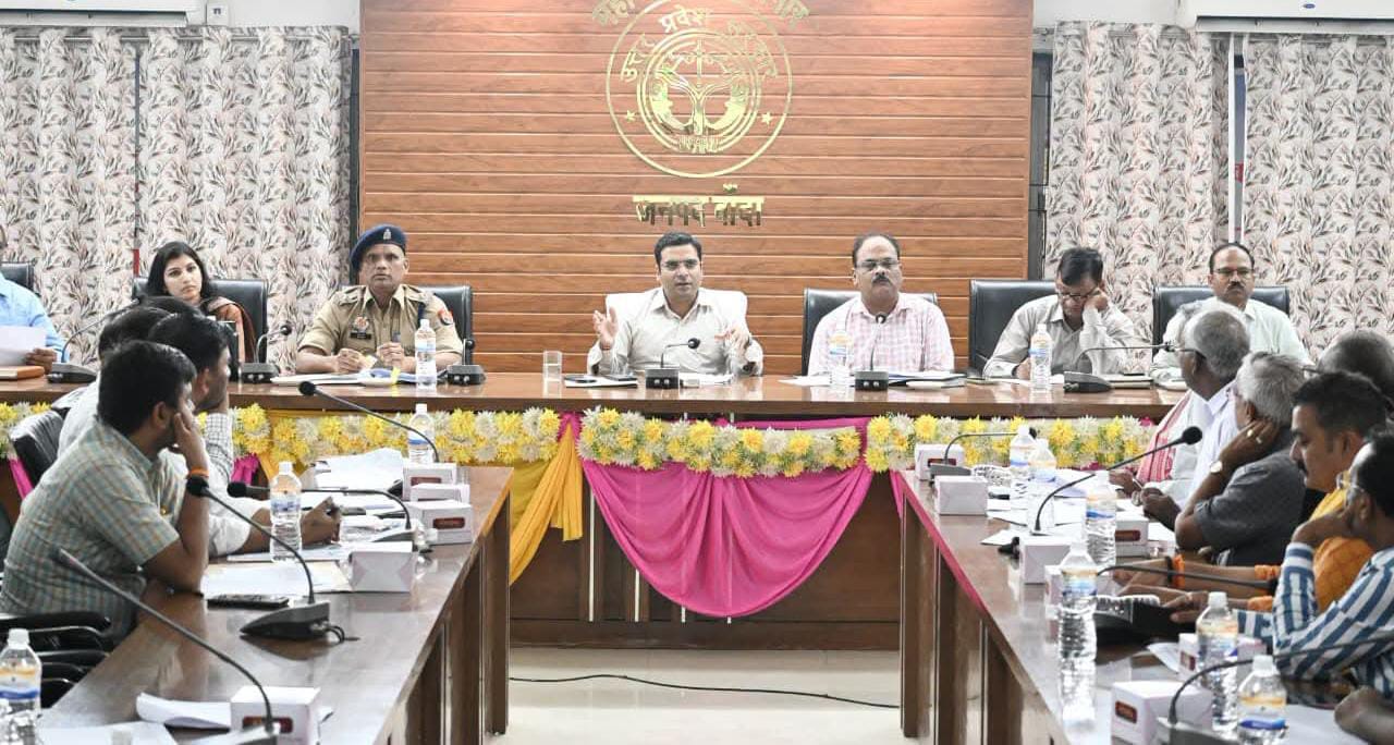 डीएम अमित आसेरी नें 'हौंका': अधिकारी हुये भयभीत, क्या सुधरेगी तस्वीर !