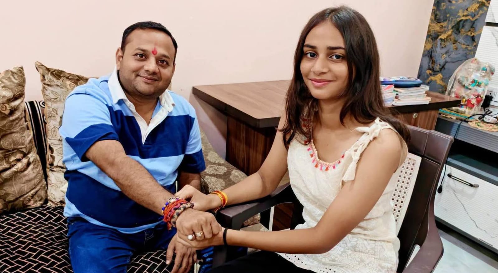 रक्षाबंधन पर 'गुलजार' हुईं 'भाई' की 'कलाइयां': बहनों ने 'बांधा' रक्षा सूत्र, चेहरे पर खिला 'प्यार'