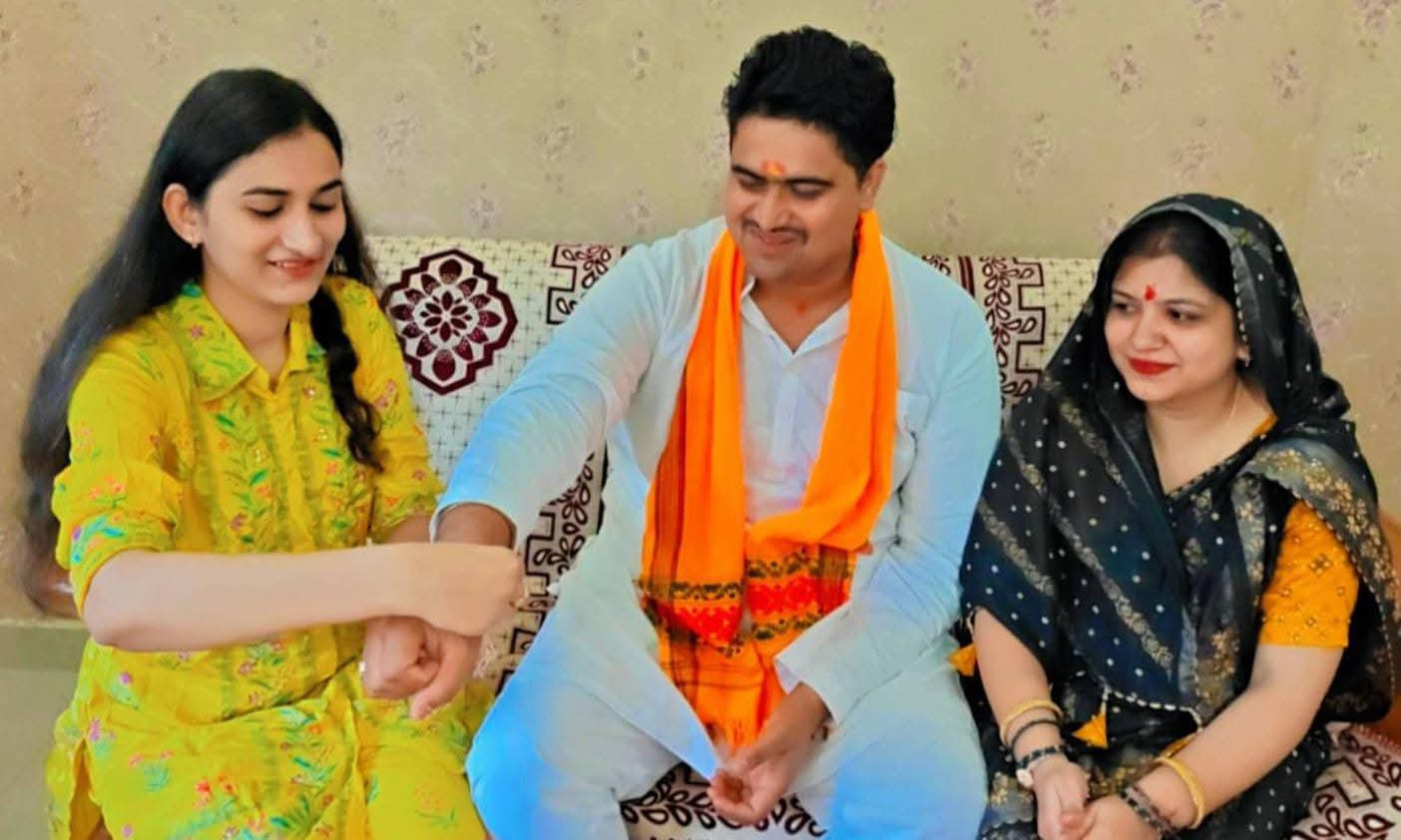 रक्षाबंधन पर 'गुलजार' हुईं 'भाई' की 'कलाइयां': बहनों ने 'बांधा' रक्षा सूत्र, चेहरे पर खिला 'प्यार'