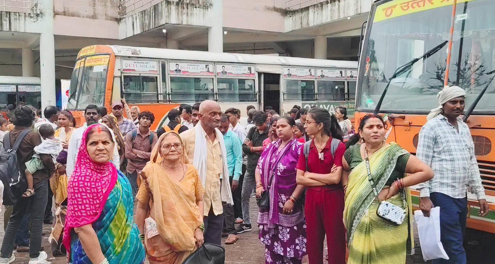 रक्षाबंधन पर 'गुलजार' हुईं 'भाई' की 'कलाइयां': बहनों ने 'बांधा' रक्षा सूत्र, चेहरे पर खिला 'प्यार'