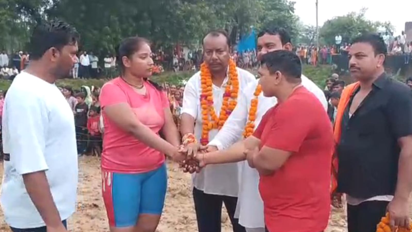 गोड़ी बाबा में 'दांव-पेंच' का दंगल: महिला पहलवानों ने 'लूटी' महफिल