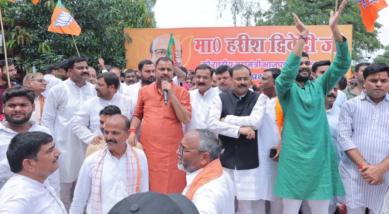 बांदा विधायक प्रकाश द्विवेदी ने किया अनुपम स्वागत: राष्ट्रीय महामंत्री हरीश द्विवेदी से की आत्मीय भेंट