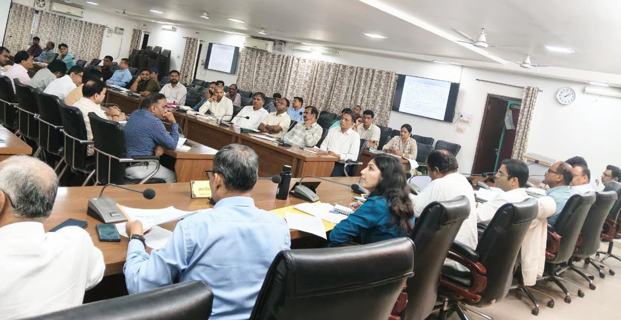 डीएम अमित के 'सख्त' तेवर: लापरवाह अफसरों की अब 'खुलेंगी' फाइलें