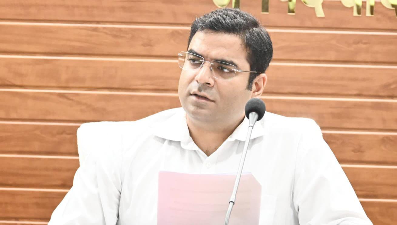 डीएम अमित के 'सख्त' तेवर: लापरवाह अफसरों की अब 'खुलेंगी' फाइलें