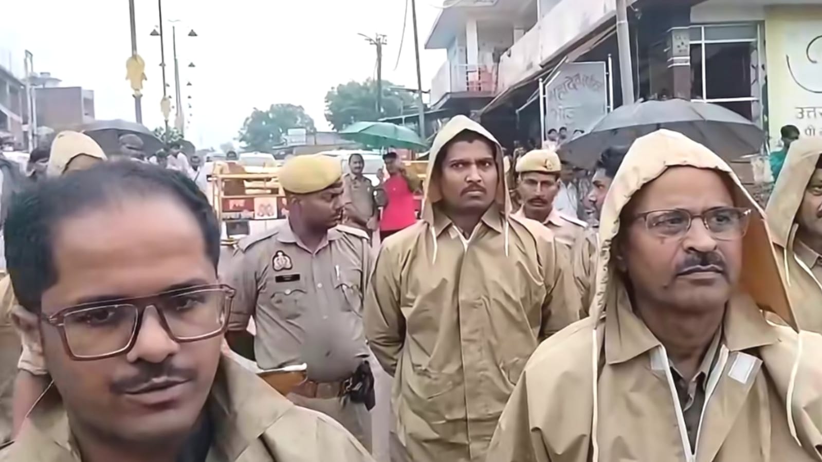 चित्रकूट डीएम की 'चीख पुकार' जान बचाओ ! अन्यथा 'निगल' जाएगी मंदाकिनी ? 