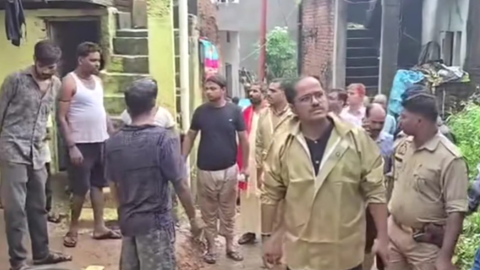 चित्रकूट डीएम की 'चीख पुकार' जान बचाओ ! अन्यथा 'निगल' जाएगी मंदाकिनी ? 