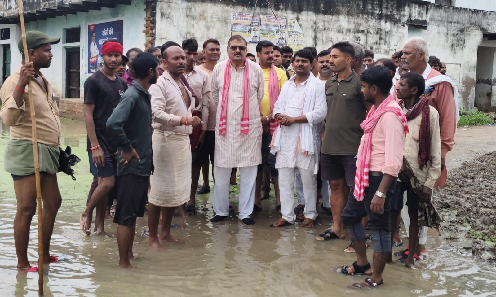 विधायक विशम्भर 'बाढ़' के पानी में उतरे: गांवों में पहुंच देखा तबाही का मंजर