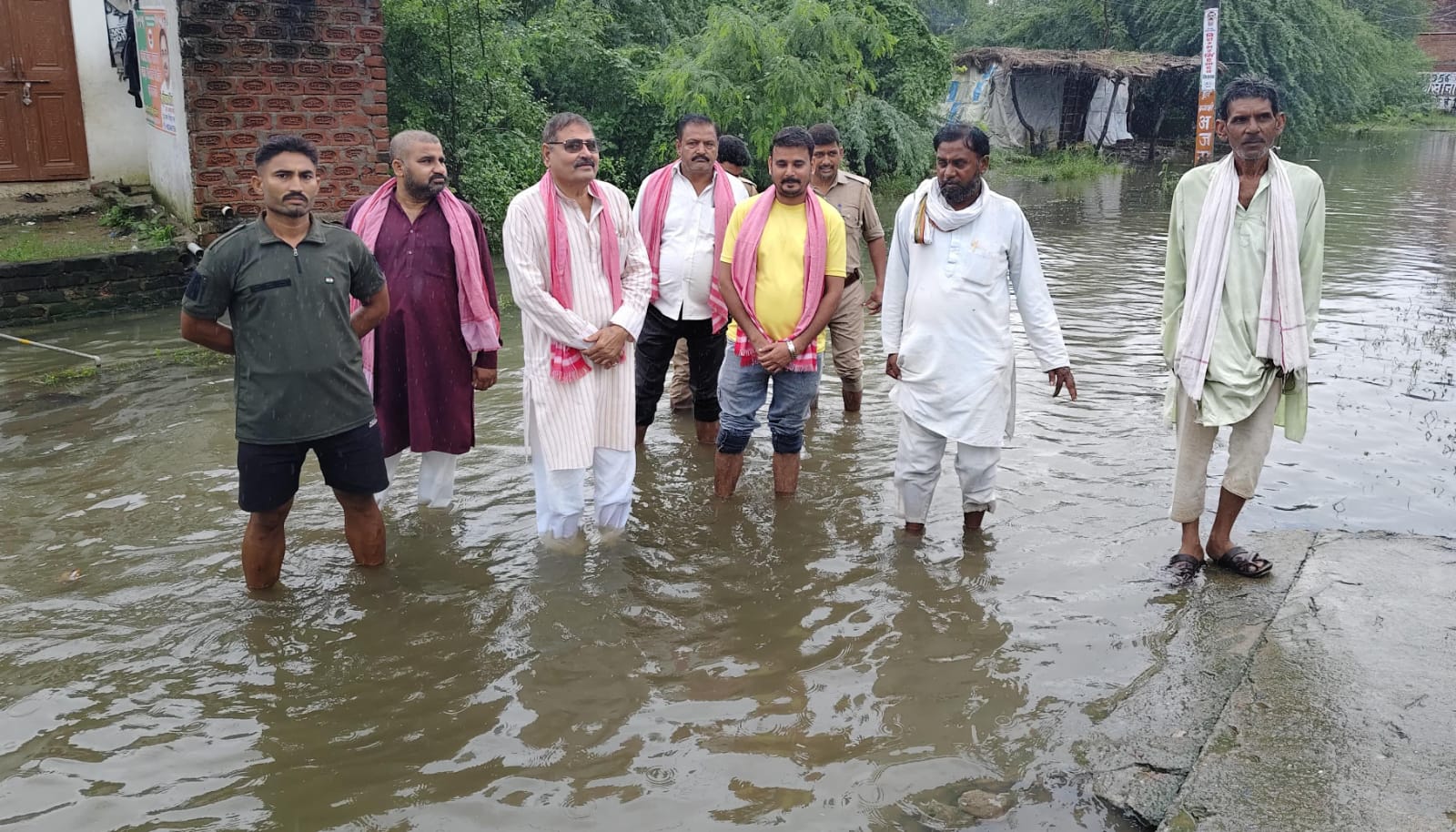 विधायक विशम्भर 'बाढ़' के पानी में उतरे: गांवों में पहुंच देखा तबाही का मंजर